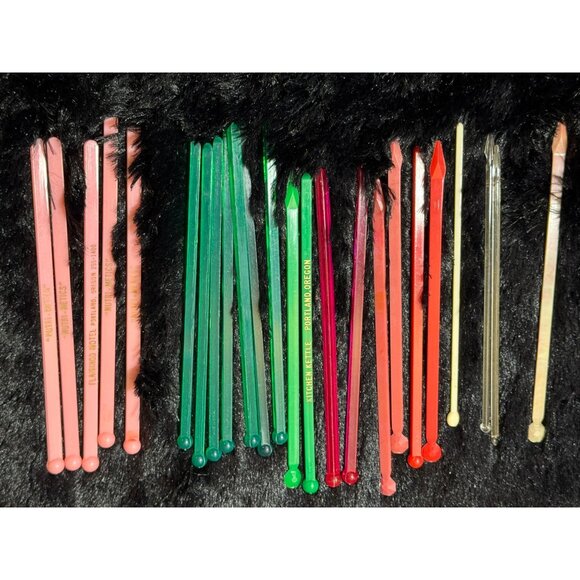 Vintage Assorted Plastic Swizzle Sticks Collectible Set - Flamingo Hotel 24 - Picture 1 of 9